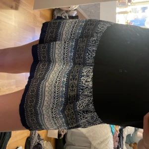 Kjol  - Jättefin blå sommarkjol, jättebra skick men kommer inte till användning💓