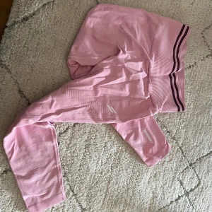 Träningstights  - Nästan oanvända. Finns i rosa, gult och orange. Frakten ingår ej.