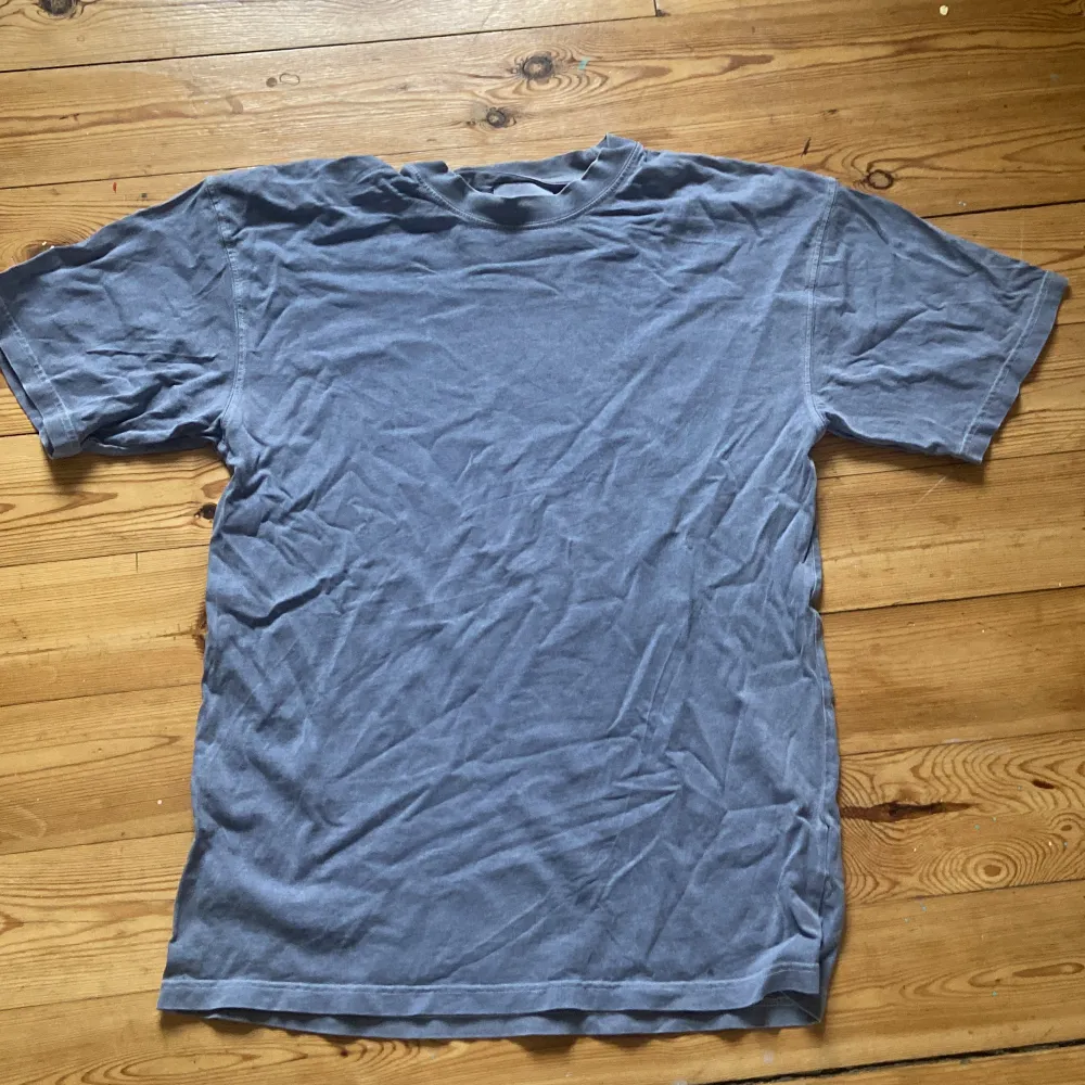 Inga defekter, är grå/blå men kunde inte skriva det. T-shirts.