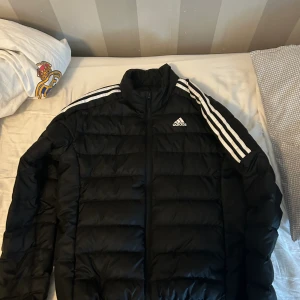 Adidas jacka  - Säljer min adidas jacka på grund av köp av ny.  Använd 1 vårsäsong Storlek L 399 kr 