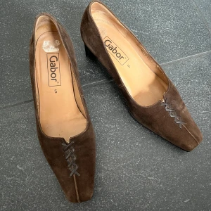 Klackskor Gabor - Klackskor i mocka från Gabor. I bra skick. Storlek 5, 38.