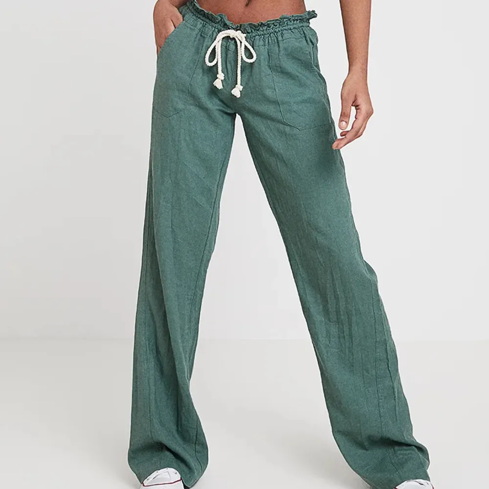 Lågmidjade gröna Linnebyxor från märket Roxy i storlek S. Säljer på grund av att de är för korta, är 179 för referens. De är förlängda 2 cm, men det är gjort väldigt snyggt. Använda ett fåtal gånger, men ser som nya ut.💕 . Jeans & Byxor.