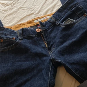 Snygga y2k låg midjade straight  diesel byxor - Mörkblå diesel byxor. Low waisted med gul insida och coola fickor. Storlek 28 (sitter tight och snyggt)