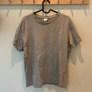 Grå boxig t-shirt - Grå t-Shirt från hm i jätte bra skick (knappt använd)