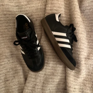 Adidas samba  - Svarta adidas samba storlek 37 1/3. Köptes för små och har därför inte kunnat användas, helt i nyskick! 💕