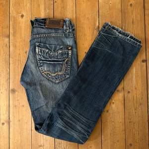 Riktigt snygga jeans me många snygga detaljer  Midjemått rakt över 39 cm Innerbenslängd 83cm 
