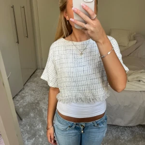 Kort topp - Säljer denna korta tröja, passar perfekt med ett linne under. Har du någon fråga är det bara att höra av dig🫶🏻