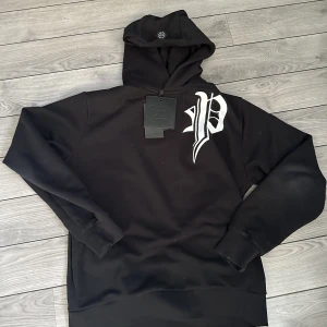 Phillipp Plein Hoodie - Hej säljer min PP hoodie då den inte kommer till användning. Köpt på Wallenbergs,Tags och kvitto är kvar. Nypris 10000 Billigare vid snabb affär!