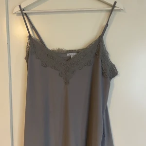 Spets linne  - Ett spets linne från new yorker, säljer då de inte kommer till användning(finns katt i hemmet)💕