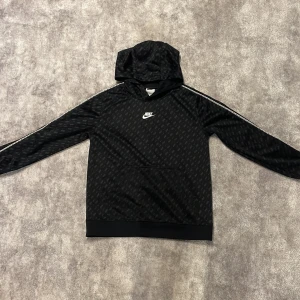 Nike hoodie - Säljer denna feta Nike hoodie! Den har aldrig kommit till användning därför säljer jag den! Färg Svart.  Storlek 158. Priset går att diskutera och om du har mer frågor är det bara att skriva