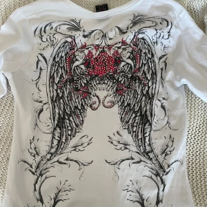 Y2k Tröja med tryck - Vintage långärmad tröja med super fint tryck och väldigt bra skick. Har ej hittat fler tröjor i denna design av märket hard soda  Storlek L men skulle säga att den är storlek M  beroende på hur man vill att den ska sitta. Skriv för mer bilder