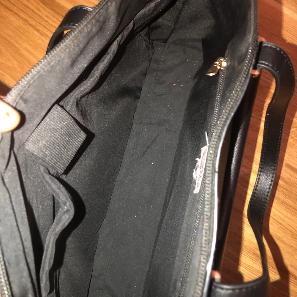 Säljer min Anna field handväska i färgen svart 💗 Modellen är slutsålt överallt 🫶🏽💕 Nypris: 689kr ⭐️. Väskor.