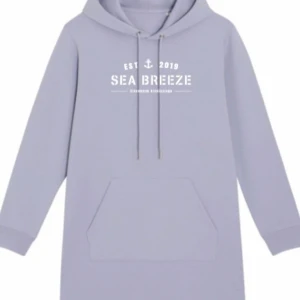 Hoodieklänning  - SeaBreeze Hoodieklänning i lavendelblå storlek M. Skön kvalitet i ekologisk bomull/recycled polyester med flossad insida. Helt ny, aldrig använd. Nypris 1299:- 