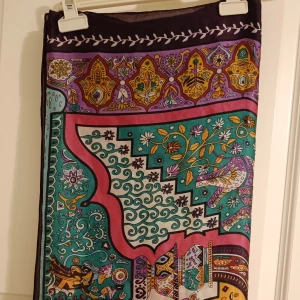 Stor mönstrad sjal - Stor kvadrat i silkigt men osäker på materialet. Gåva som ej kommit till användning. 