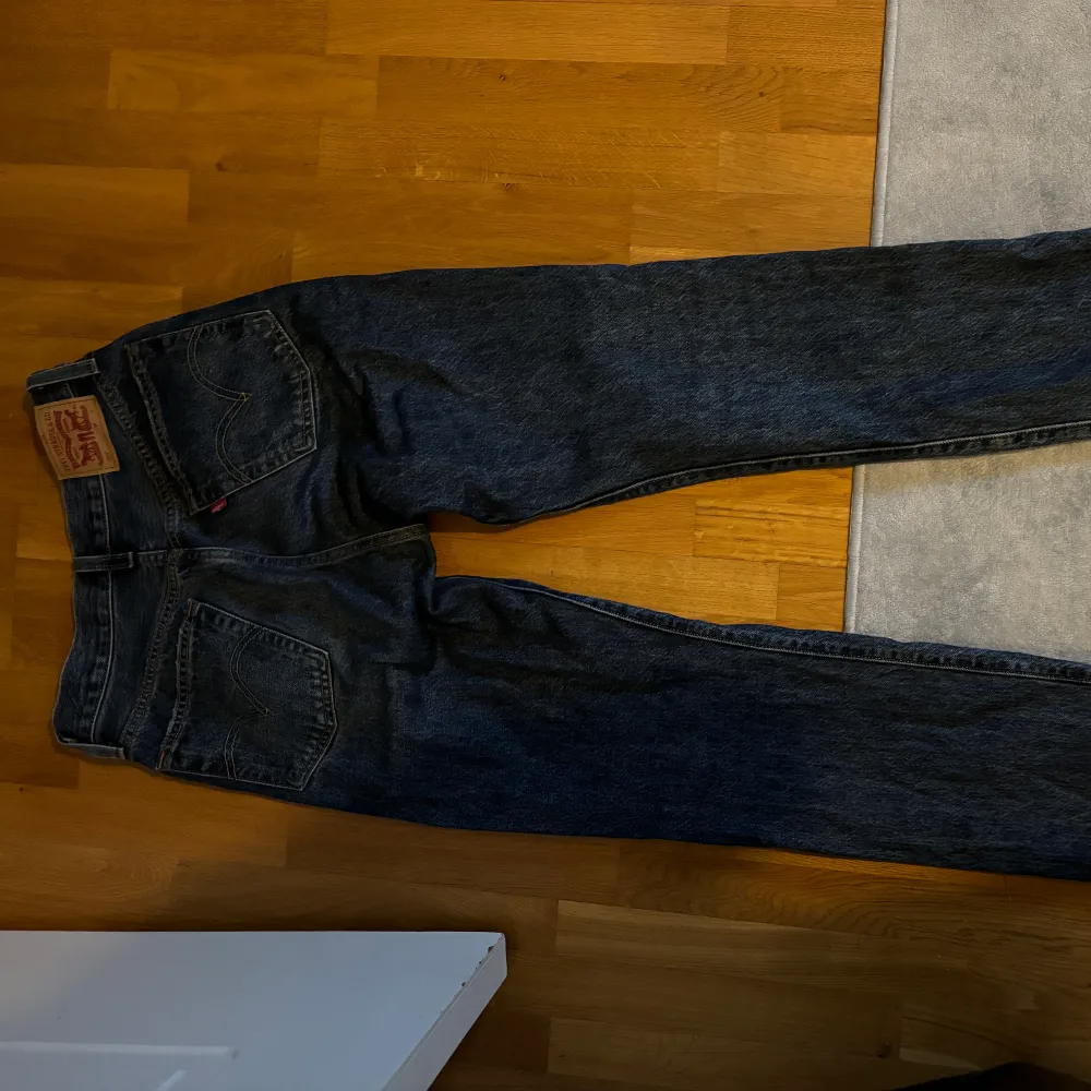 AS snygga Levis jeans i 501 modellen! Storlek 26/32 passar perfekt i längd på mig som är 170cm! Avklippta på insidan längst ned för att dom ska bli rakare! . Jeans & Byxor.