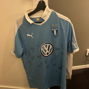 Malmö signerad tröja  - Jag säljer den här tröjan med alla Malmös spelar 2018  Den är sjukt najs och fin 
