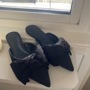 Skor - Oanvända skor med rosett. Storlek 39 men är små i storleken. Nypris 550💕