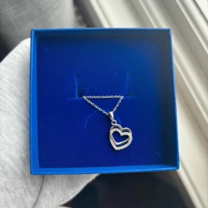 Halsband  - Detta är ett väldigt vackert halsband med ett dubbelhjärta, ena hjärta fyllt med fina diamanter, andra hjärtat är i endast silver💖ordinarie pris är 298kr, säljer nu för mycket billigare och dessutom helt oanvänd!! Säljes pågrund av att jag bär guld
