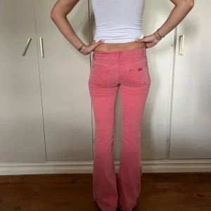 Lågmidjade rosa jeans - Midjemått(rätt över): 35 cm Innerbenslängd: 82 cm Modellen är: 170 cm  Skriv om ni har några frågor💗//Perfectjeans