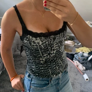 Mönstrat Linne - Så sött linne! Köpt 2nd hand, det är spets på nedre kanten som man ser på bild 2.