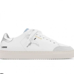 Axel Arigato - Lite använda men fint skick men tyvärr gamla!💗Säljer för priset pga att dem inte är jätte nya och tyvärr lite små slitna och äldre. Nypris runt 2500. För mer bilder kom privat. 