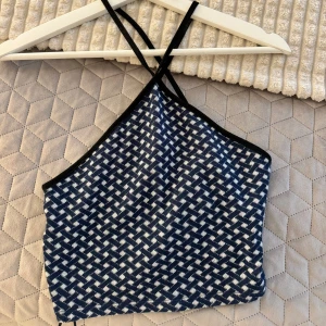 Mörkblå topp💙 - Nu säljer jag denna snygga toppen från zara💙säljer då den inte är min stil längre. den är i fint skick och nästan ny🦋