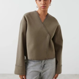 Jacka - Fin jacka nu till hösten, använd ett fåtal gånger så den är som ny🥰 Skriv för frågor eller funderingar 