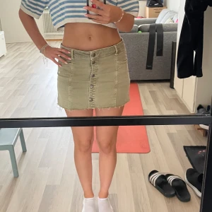 Jeanskjol - Mid/low waist jeanskjol Stretchiga i midjan, inga fickor där bak Storlek 36 Jag är 168))