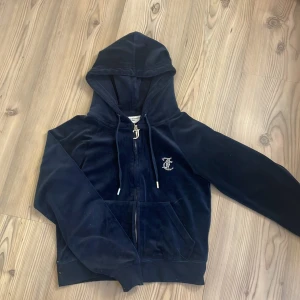 Juicy tröja - Säljer denna tröja pga ingen användning, bra skick och fortfarande jätte mjuk💞