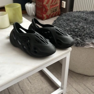 Yezzy Foam runner  - Säljer ett par svarta yezzy Foam runner i storlek 46 men passar 44. har inget kvitto eller box så därför det låga priset men 100% äkta. Pris är diskuterbart.