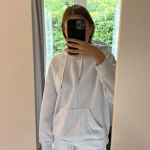 Vit hoodie med text på ryggen  - Har använt några gånger. Ganska tunn men är skön att har på sig, storlek S 