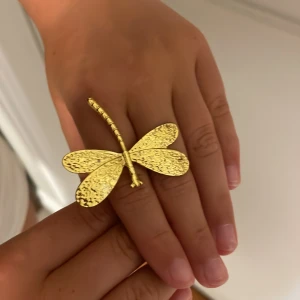 Trollslända ring - En jättesnygg trollslända ring som inte kommer till användning den kan man välja storleken man alla pånna ut den och spänna in den den är i bra skick förutom att där man kan spänna ut och in är den lite rostig+man ser det på bild annars är allt bra.❤️