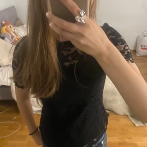 Spetsblus!!! - Jätte fin spetsblus!!! Älskar men kommer tyvärr inte till användning, skriv bara om de är nåt! Skickar inom 1-2 dgr😍😍