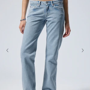 Low arrow jeans!🤍 - Säljer mina jeans från weekday, det är väl använda men fortfarande i topp skick men inga defekter.🤍 Säljer då de börjar bli försmå! Midjemåttet är 24.🤍Pris kan diskuteras.