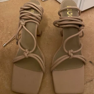 Beige klackar - Har aldrig använt ute helt nya!