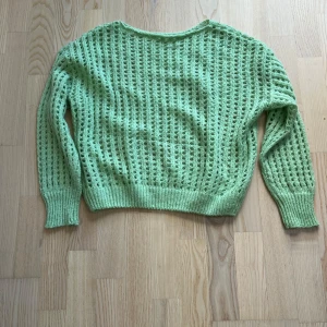Mintgrön stickad tröja  - Mintgrön stickad tröja i storlek S💞 Jättefin när man är brun eller med ett vitt linne under 😍Aldrig använd och inga defekter 