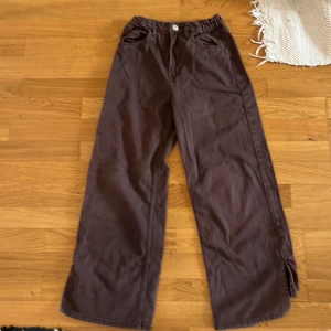 Snygga höst baggy byxor!! - Jätte snygga bruna jeans!! Perfekt för hösten! Baggy jeans! Man kan ändra hur stor byxorna är i midjan! Kontakta mig för fler bilder privat!💗💗