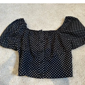 Prickig topp Nakd  - Såå fin prickig topp som jag köpt här på Plick men som tyvärr inte passar mig💞💞