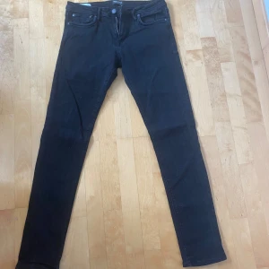 Svarta jeans  - Svarta jeans från Jack & Jones  Modell slimfit Glenn Storlek 32/34 Fick skick, hela och rena