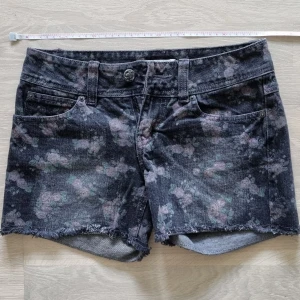 Oanvända washed jeans shorts - 100% bomull. Blommiga washed denim shorts. Aldrig använd och är därför helt nya. Storlek S men känns mycket mindre. Måttbandet på bilderna visar mer exakt storlek. För mer info, kontakta✨️.