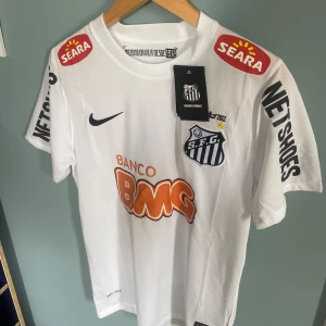 Oanvänd Neymar Jr Santos 11/12 home shirt fotbollströja  - Den klassiska Santos tröjan från säsongen 2011/12 där Neymar jr gjorde sig känd, tröjan är i fint skick (helt oanvänd endast testat på) , sitter som en Xs/S, kom gärna med eventuella frågor!🔥💯