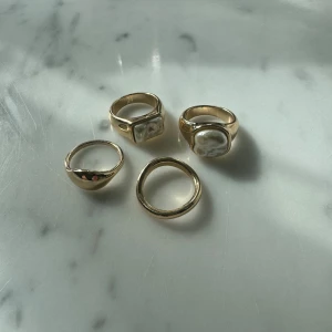 4st ringar  - Guldiga trendiga ringar i nyskick 