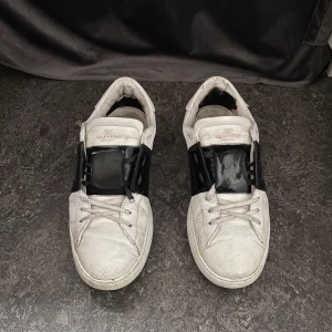 Valentino Skor  - Riktigt feta Valentino skor! || Skick 7/10, inga hål under/på skorna eller liknande || endast skorna medföljer därav pris || hör av dig vid frågor eller funderingar! || mvh ||