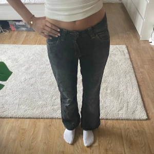 Lowwaist flare Lee jeans - Jättesnygga jeans köpta secondhand💕  Midjemått 34 cm och Innerbenslängd 72 cm 🥰 Har inga defekter 