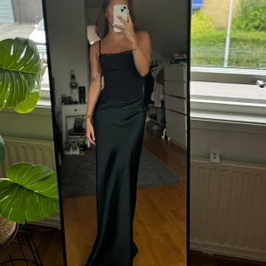 Svart satin kjol  - Superfin satinkjol från bikbok i storlek xs men passar även s. Bra längd på mig som är 168!