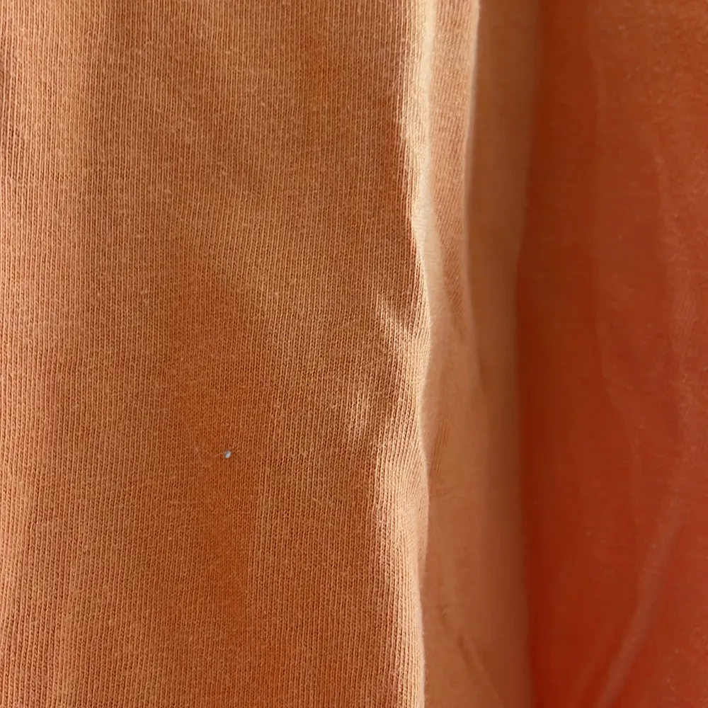Säljer en orange t-shirt från Biltema i storlek M. Den är gjord av bomull och har en normal passform. T-shirten är i bra skick och har korta ärmar. Skicka ett meddelande om du är intresserad! 🧡. T-paidat.