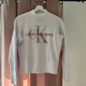 Vit CK sweatshirt  - Varsamt använda vit CK sweatshirt. Liite nopprig. Storlek XS. Köpt i fysiskt ck butik
