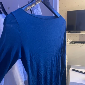 Intimissimi tröja  - Blå tröja från intimissimi, säljes då jag inte använder den, lite lödder under armen men inget som syns när man har på sig tröjan, därav billigt pris