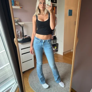 Lågmidjade jeans - Säljer dessa lågmidjade jeans från Bershka eftersom de blivit lite tighta om låren. Jeansen är i storlek 32 och är i bra skick. Skriv om ni har några frågor🫶