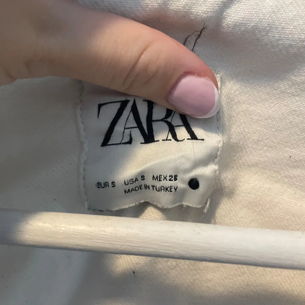 Säljer en snygg vit croppad jeans jacka från Zara. Perfekt för hösten, storlek s men passar även m. Jackor.